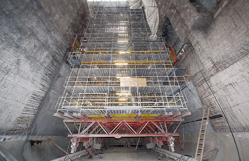 Os componentes VARIOKIT suportam até 90 t de andaime para operações de betonagem durante um projeto de remodelação.
