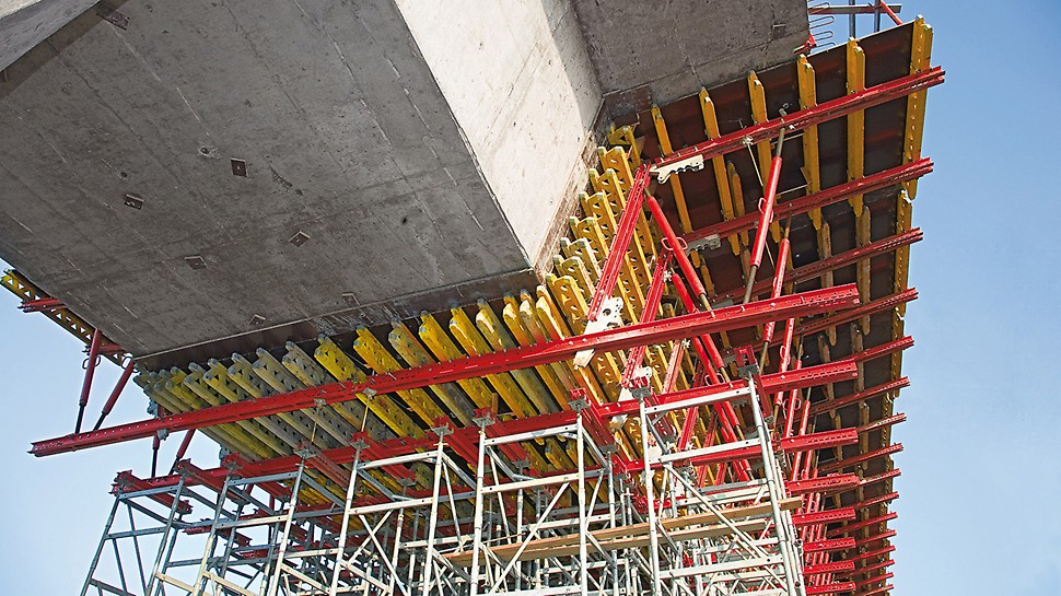 Deskowania płyty pomostowej podwieszone są do konstrukcji obiektu za pomocą ściągów DW 15, tak aby demontaż i przestawianie rusztowań podporowych przebiegało szybko, sprawnie i bezpiecznie.