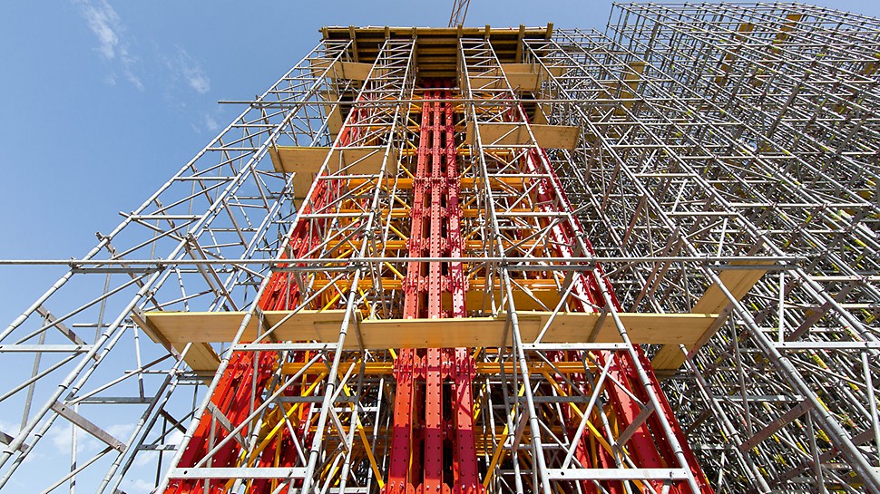 The VARIOKIT heavy-duty shoring towers can be bundled to form two 42-leg power packages in order to transfer the enormously high loads at the connection to the steel arches.