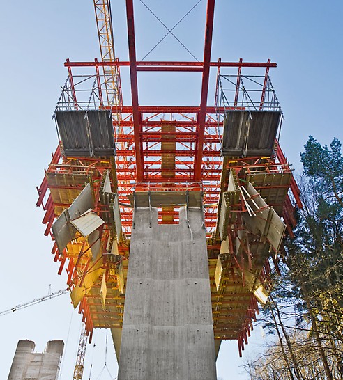 Oparno Motorway Bridge, Czech Republic - For moving past the bride piers, the slab formwork is simply folded downwards hydraulically.