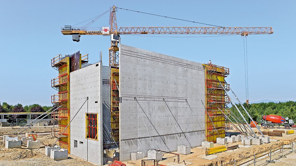 The VARIO GT 24 formwork with defined formlining joint formation and tie positioning was specially-designed to meet the project requirements and resulted in an excellent architectural concrete finish.
