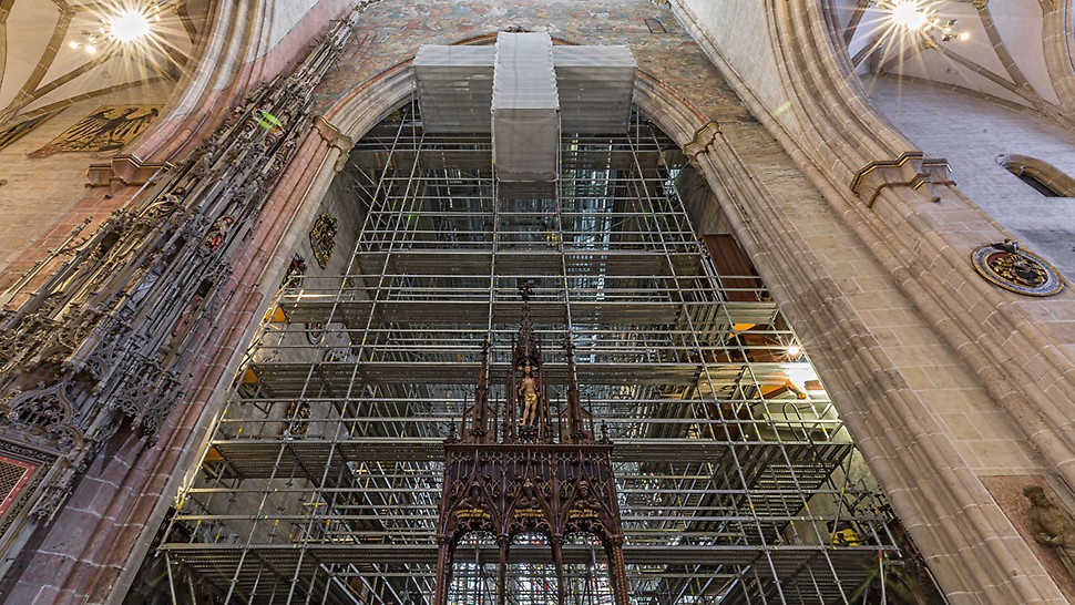 Das 13.000 m³ große PERI UP Raumgerüst im Chorraum des Ulmer Münsters wurde freistehend ausgeführt – ohne Verankerungen an der historischen Baustruktur.