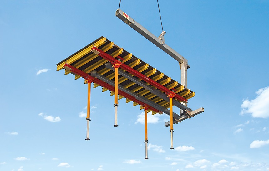 For fast transport into the next storey, PERI Transportation Forks are used. The transportation forks are always in a horizontal position when not in use as well as when transporting a slab table.
