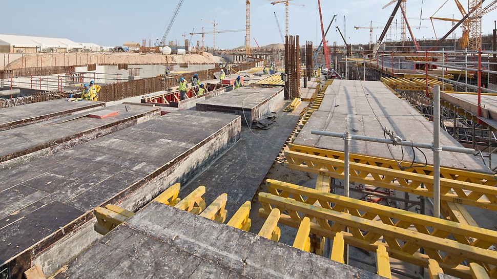 Midfield Terminal Building, Abu Dhabij - Moveable PD 8 slab tables form the load-bearing sub-structure along the beams; for the slabs, MULTIFLEX girder slab formwork is used.