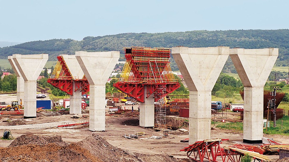 Autobahnbrücke Trmice, Aussig, Tschechien - Für die 1.083 m lange Autobahnbrücke Trmice bei Aussig in Tschechien wurden 59 Brückenpfeiler mit PERI Schalung wirtschaftlich hergestellt.