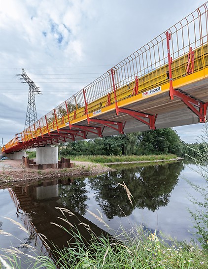 Radwegbrücke Frankenberg mit den montierten PERI VARIOKIT Gesimskappensystem und dem PROKIT Seitenschutz.