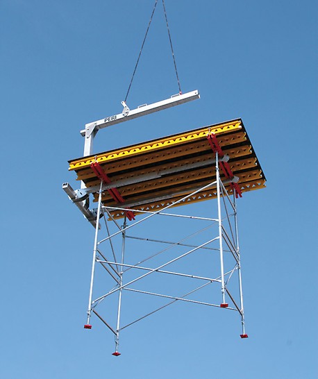 Podpěrná věž PD 8: Přemísťování stropních stolů PD 8 s pomocí transportní vidlice 1,75 t / 8,0 m.
