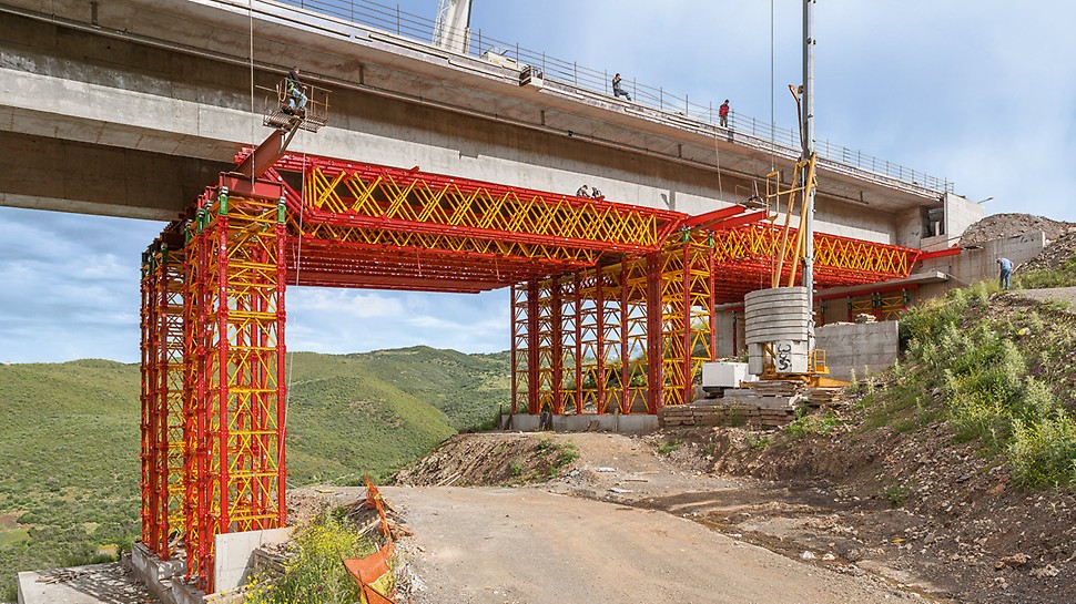 Torres para cargas elevadas y cerchas VARIOKIT sirven de cimbra de gran capacidad de carga, para los tramos extremos de un puente de autopista de 412 m de largo.
