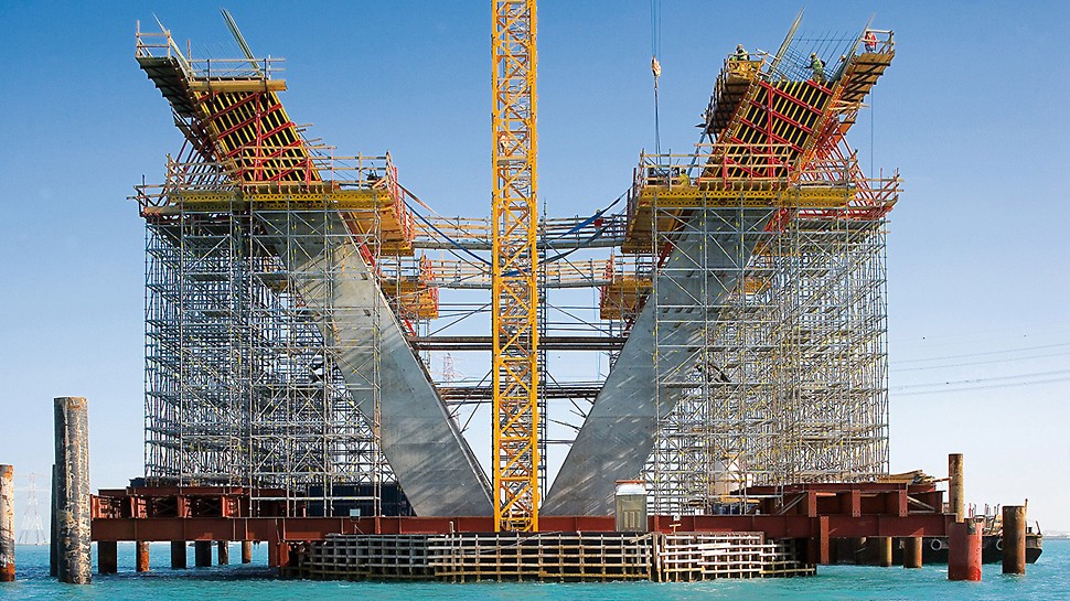 Sheikh Khalifa Brücke, Abu Dhabi, Vereinigte Arabische Emirate - Das flexible PERI UP Gerüstsystem konnte geometrisch an jede Höhe und an jeden Lastfall angepasst werden.