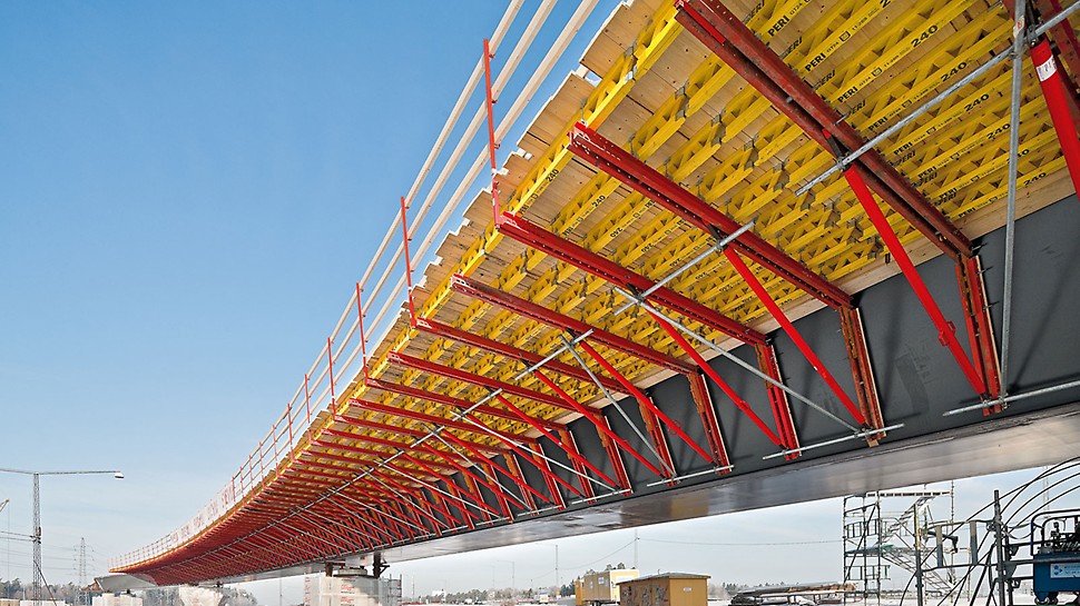 VARIOKIT Cantilever Bracket: For short rail, motorway or side street crossings as well as for handling large on-site material requirements, the cantilever bracket provides economical and highly efficient solutions. Decisive advantages are fast assembly, low dead weight and suspension with standard anchoring systems.