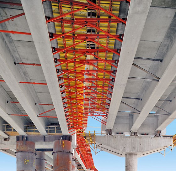 Most Golden Ears: Bezpečně a efektivně: 2,50 široké pracovní a ochranné plošiny ze standardních systémových konzol stavebnice PERI VARIOKIT pro betonáž mostovky.
