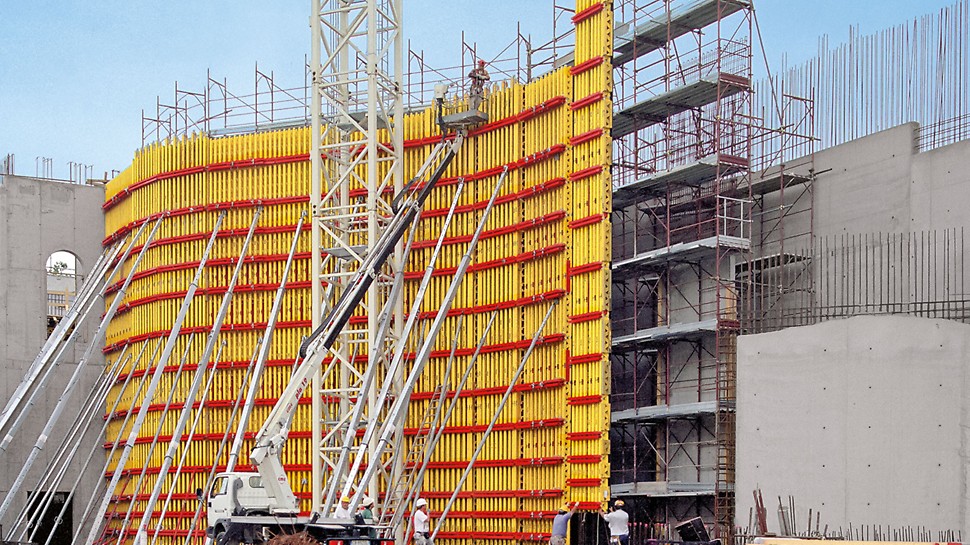 14 m höga VARIO-element i  polygonalt system. Stora plywoodskivor - FinPly Maxi - säkerställer utmärkta betongytor.