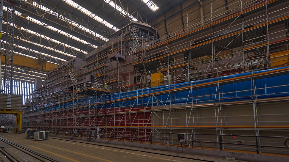 Op de scheepswerf van Royal IHC wordt het PERI UP Flex steigersysteem zowel aan de buiten- als in de complexe binnenzijde van de schepen gebruikt.