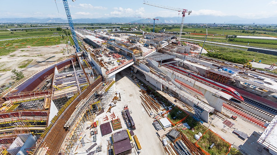 Nádraží „Porta del Sud“: Nové nádraží od architektky Zahy Hadid – konstrukce z betonu, skla a oceli ve tvaru mostu – se vyznačuje mnoha zakřivenými tvary.