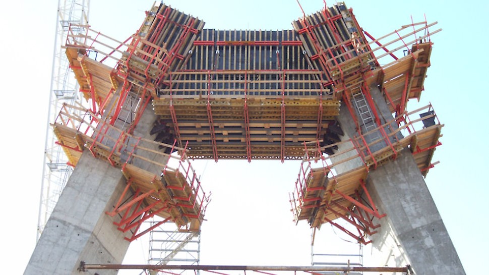 Progetti PERI - Ponte strallato, Cagliare: per casserare l'arcata del ponte è stato utilizzato il sistema VARIO GT 24, appoggiandolo su mensole interne speciali