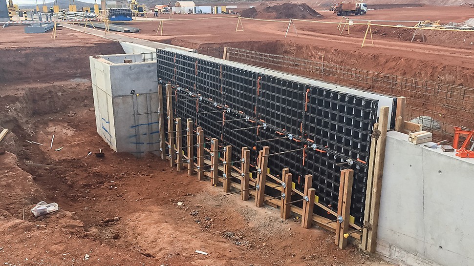 Stavby infrastruktury Pilbara: Pokud to bylo možné, byly nasazeny standardní panely DUO, šikmé doplnění vytvořili tesaři ze dřeva.