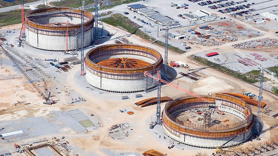 Nádrže na zkapalněný plyn LNG: V americkém státě Louisiana byly současně realizovány pomocí PERI know-how tři ohromné kruhové nádrže. Každá o průměru 80 m s výškou stěn 44 m.