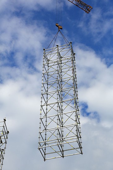 Poziomy montaż wież podporowych PERI UP zwiększał bezpieczeństwo ekip montażystów rusztowań.