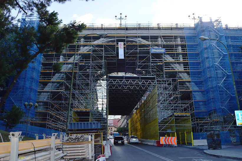 Viaducto calle Bailén, Madrid - Se instaló una estructura de andamio de 50 metros de longitud realizada con vigas de celosía ULA y plataformas metálicas UDI forradas con tablero para proteger el paso de personas y vehículos.