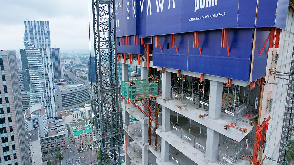 Ćwiczenia strażaków na budowie wieżowca SKYSAWA w Warszawie