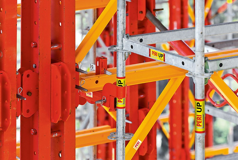 VARIOKIT is compatible with the PERI UP scaffold system. As a result, this allows the required access points and working platforms to be quickly and safely erected.