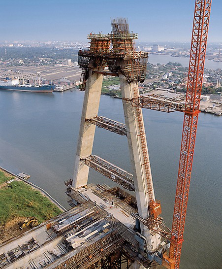 Mega Bridge, Industrial Ring Road, Bangkok, Thailand - The PERI formwork solution with the ACS self-climbing system and VARIO GT 24 wall formwork allowed efficient construction of the demanding pylon geometry with complicated three-dimensional intersections due to forward and reverse inclinations as well as tapering cross-sections along with chamfered edges.