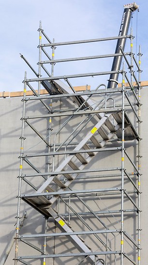 Elf meter hoge PERI UP Flex Trappentoren tegen een betonnen wand voor veilige toegang tot de stortsteiger.
