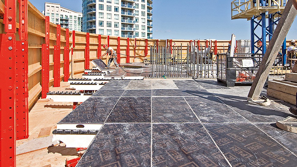 Absolute World, Missisauga, Canada - Protected by the RCS climbing protection panel, safe and fast forming was carried out even at great heights using SKYDECK.
