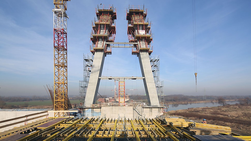 Zdjęcie: Ramiona pylonów mostu MD7 wzniesiono z zastosowaniem pomostów samoczynnego wspinania PERI RCS z deskowaniem PERI VARIO