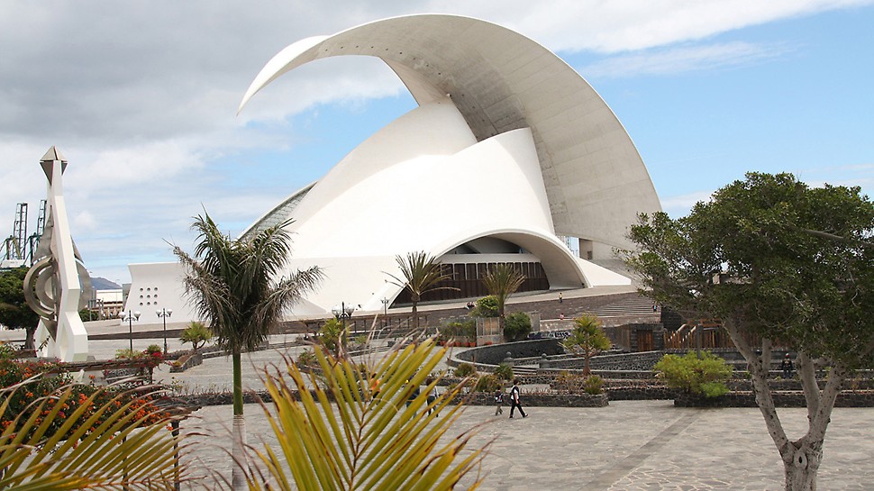 Auditorio de Tenerife: Na exponovaném místě u moře ostrova Teneriffe, prezentuje architekt Santiago Calatrava umělecké dílo.