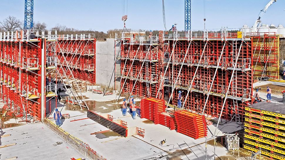 Ar darba platformām un kāpnēm nokomplektētus liela izmēra veidņu segmentus ar vienu celtņa operāciju ātri pārvieto uz nākamo betonēšanas ciklu.