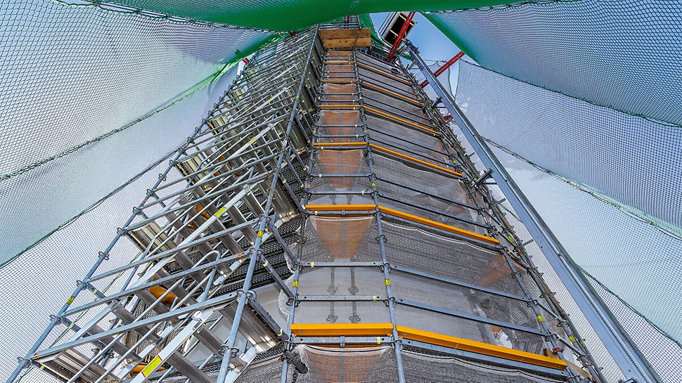 A connection actuated by gravity and thus high stability can be achieved at a height between 192 m and 243 m with system ledgers.
