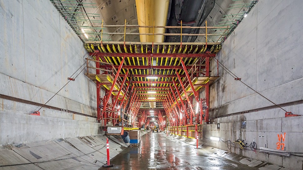 Shuttering and striking processes for the slab are supported by hydraulic components. All formwork carriages were designed with corresponding passageway openings for transporting materials in the direction of the tunnel boring machine.