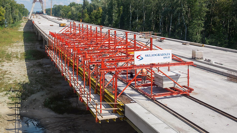 Moving the parapet carriage takes place both cost-effectively and site compliant by means of steel profiles.