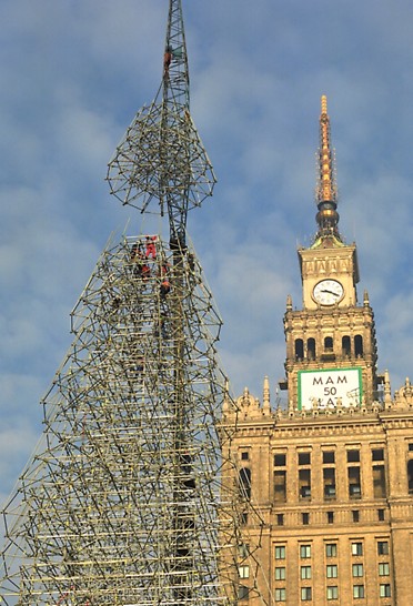 Árvores de Natal, Lisboa e Varsóvia - O topo da Árvore de Natal PERI UP em Varsóvia a ser cuidadosamente posicionado.
