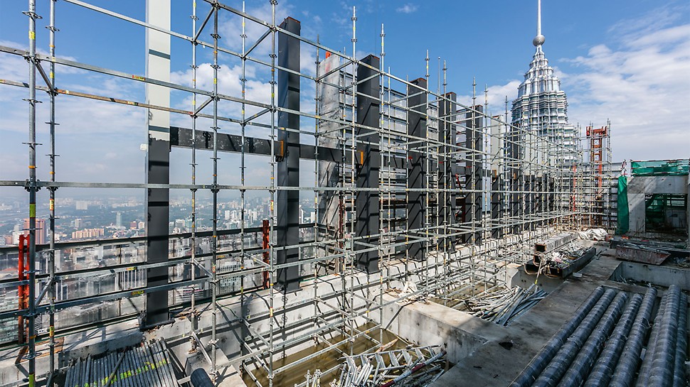 In Kuala Lumpur, the flexible PERI UP scaffolding system made a convincing case not only through its simple assembly but also, in particular, by the optimum adaptation possibilities available in order to accommodate the range of geometries and loads. Among other things, the numerous reinforcing steel ribs could easily be modified. 