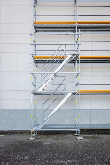 PERI UP Flex Stair Alu 75: Height adjustments to building openings are carrried out independently of the floor heights by means of brackets and short flights of stairs (1.50 m long, 50 cm/100 cm high).