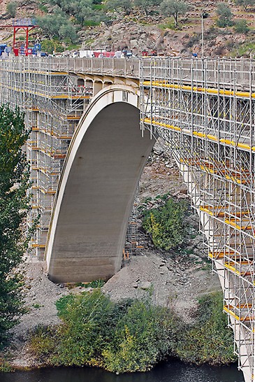Brückensanierung Ponte Rio Tua, Vila Real, Portugal - Durch die optimale Anpassung des Modulgerüstsystems an die komplizierte Brückengeometrie konnten sowohl die Gerüstmontage, als auch die Sanierungsarbeiten beschleunigt werden.