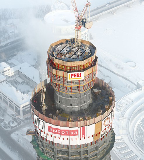 ISET Tower, Jekaterinburg, Russland - Mittig im Gebäudekern sind die Fahrstuhlschächte angeordnet. Aufgrund der engen Abmessungen wird für diese Wände die selbstkletternde Schachtschalung ACS S eingesetzt.