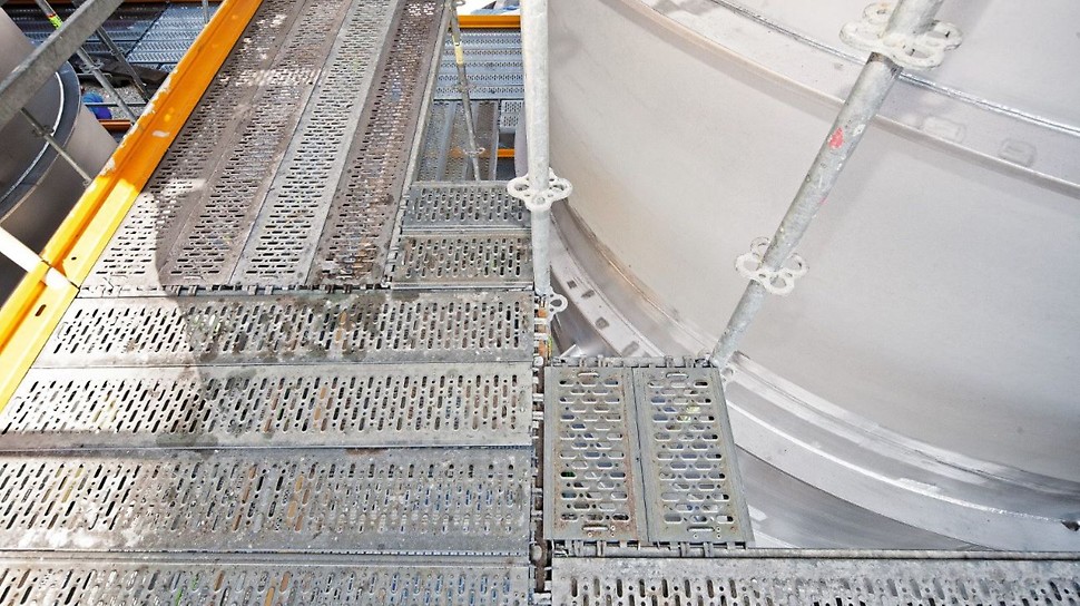 De horizontale balken van de PERI UP Flex steiger konden op bijna elke plek worden gemonteerd en vloeren konden in beide richtingen worden gelegd
