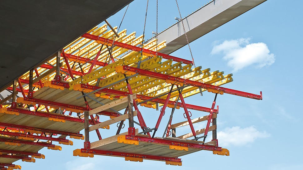 VARIOKIT Composite bridge system: The project-specific solution with lightweight raised formwork units ensured fast and simple moving to the next concreting section with the crane.