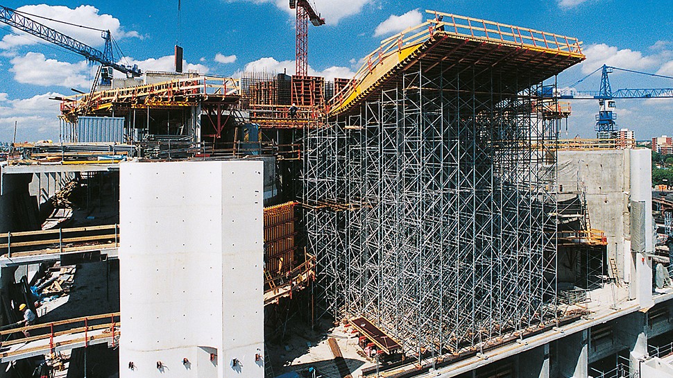 Federal Chancellery Berlin - The PD 8 shoring tower with a high level of stability has been designed for great heights and heavy loads.