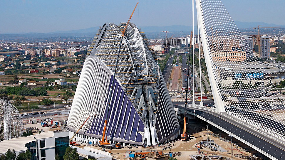 Edificio Ágora, Valencia, Spanien - Eine skulpturale Wirkung kennzeichnet die Bauwerke von Santiago Calatrava – so auch bei der Edificio Ágora.