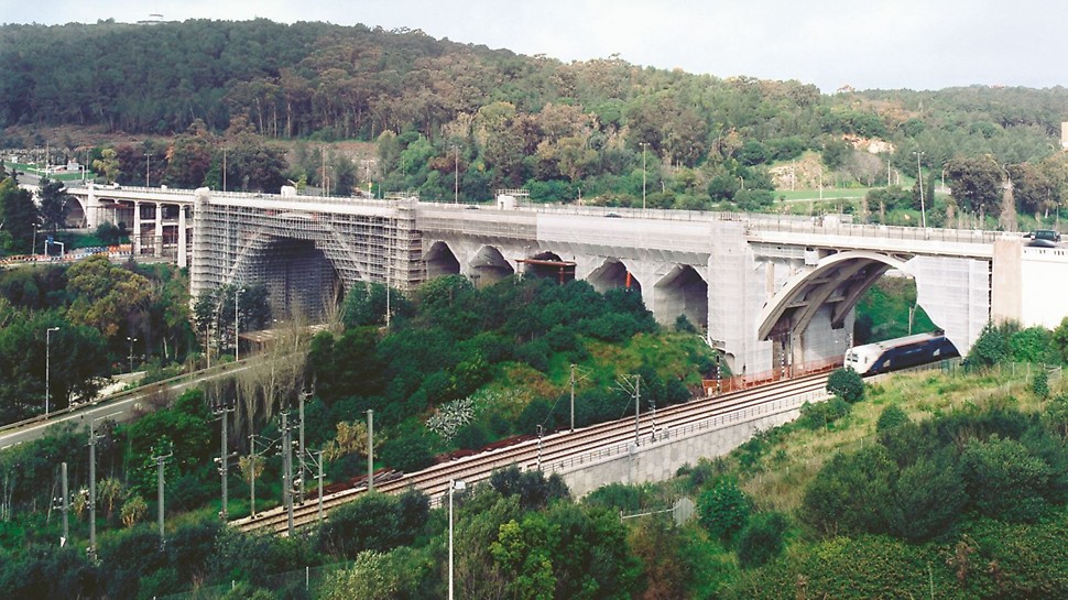 Viaduto Duarte Pacheco - O viaduto, com arcos de diferentes tamanhos, suporta 7 vias rodoviárias e uma via ferroviária. A colocação por seccções do sistema de andaimes PERI UP Rosett permite um fluxo ineterrupto de tráfego durante todo o tempo da a obra