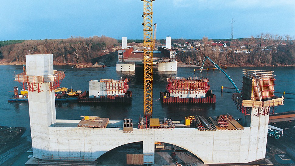 Most na průplavy přes Labe: Opěry tak zvaného proudového mostu byly vytvořeny s pomocí systémů stěnových bednění VARIO GT 24 a TRIO, šplhavého systému KG a systému MULTIPROP.