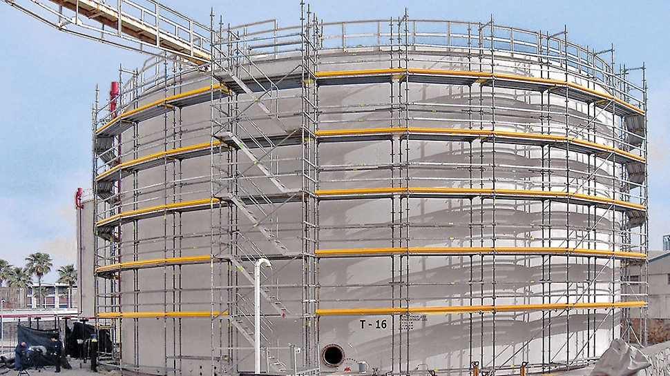 Circular structures can also be easily scaffolded with PERI UP.