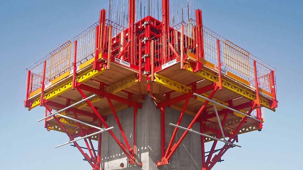 Einsatz der CB 240 Kletterschalung mit der TRIO Wandschalung bei einem 27 m hohen Turmbauwerk. Die BR Schachtbühne unterstützt die Schachtinnenschalung.