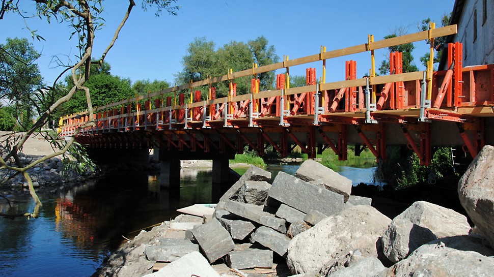 Holløse Møllebro - VARIOKIT konstruktionsmoduler brugt til arbejdsdæk og til fastholdelse af form til kantforskallingen.  