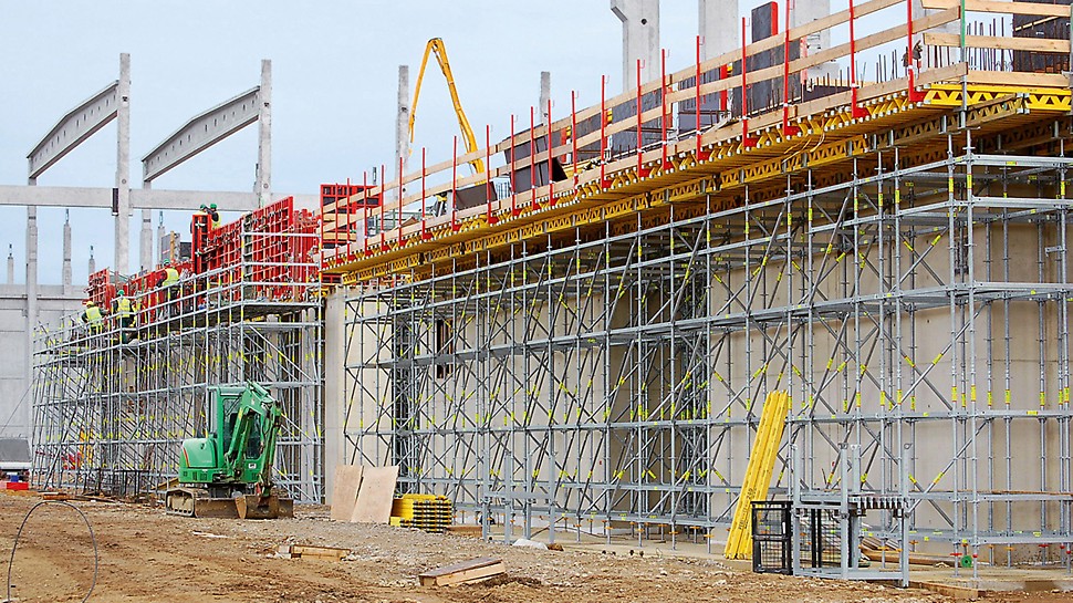 Palm paper mill, King’s Lynn, Great Britain - PERI UP Rosett served as shoring for the cantilevered cast in-situ concrete slab and as a working platform for placing the TRIO external formwork.