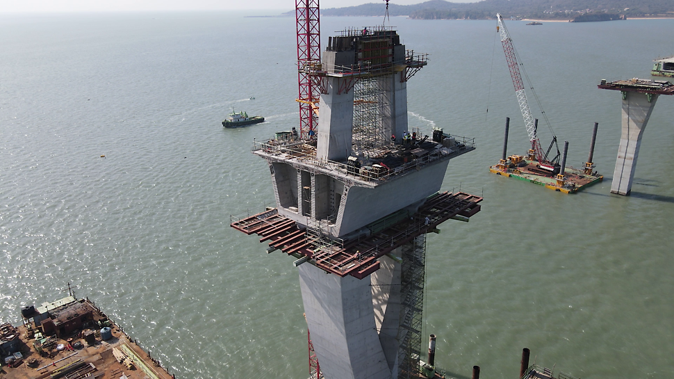 PERI 為主橋的高粱形塔架提供了 VARIO GT 24 牆模板、CB 系統和 PERI UP，這亦是該項目中最困難的部分。